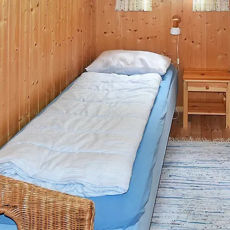 5 Person In Utvik-by Traum * Reed